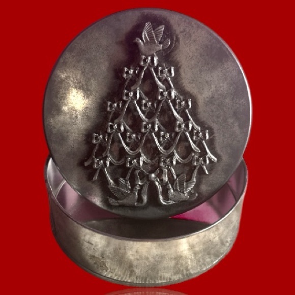 Vintage 1983 Metzke Pewter 5” Diameter Christmas Tin - Picture 2 of 4